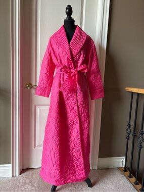 1970s Pink Quilted Shawl-Collar Robe